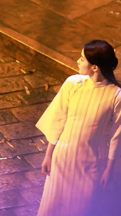 徐若晗的镜头感太绝了！《玉簟秋》暖光路透封神，《爱你》雨景氛围感拉满，淡颜的高级