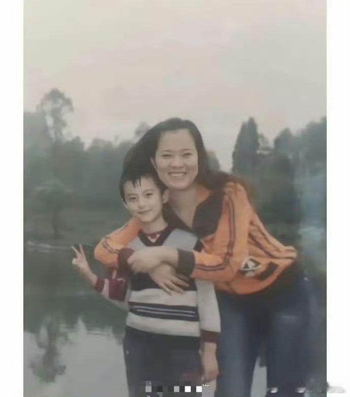 王鹤棣父母皆宽脸扁平，他却独得小脸高折叠五官，基因奇妙组合，颜值逆袭超神奇！​