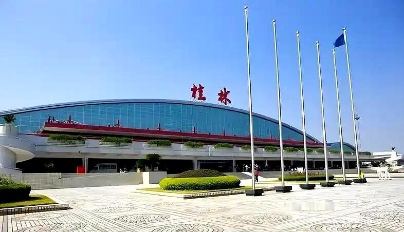 在2010年，南宁吴圩国际机场的旅客吞吐量以37.4万人次的优势，首次超过桂林两