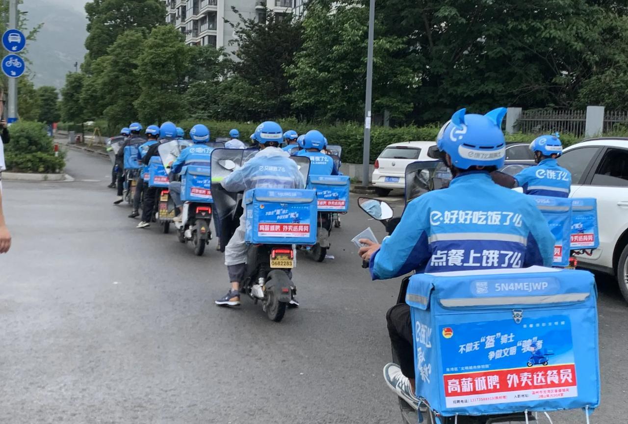 发现了没有大街上红骑士越来越多了反而蓝骑士很少看到了这不就是典型的老大老二