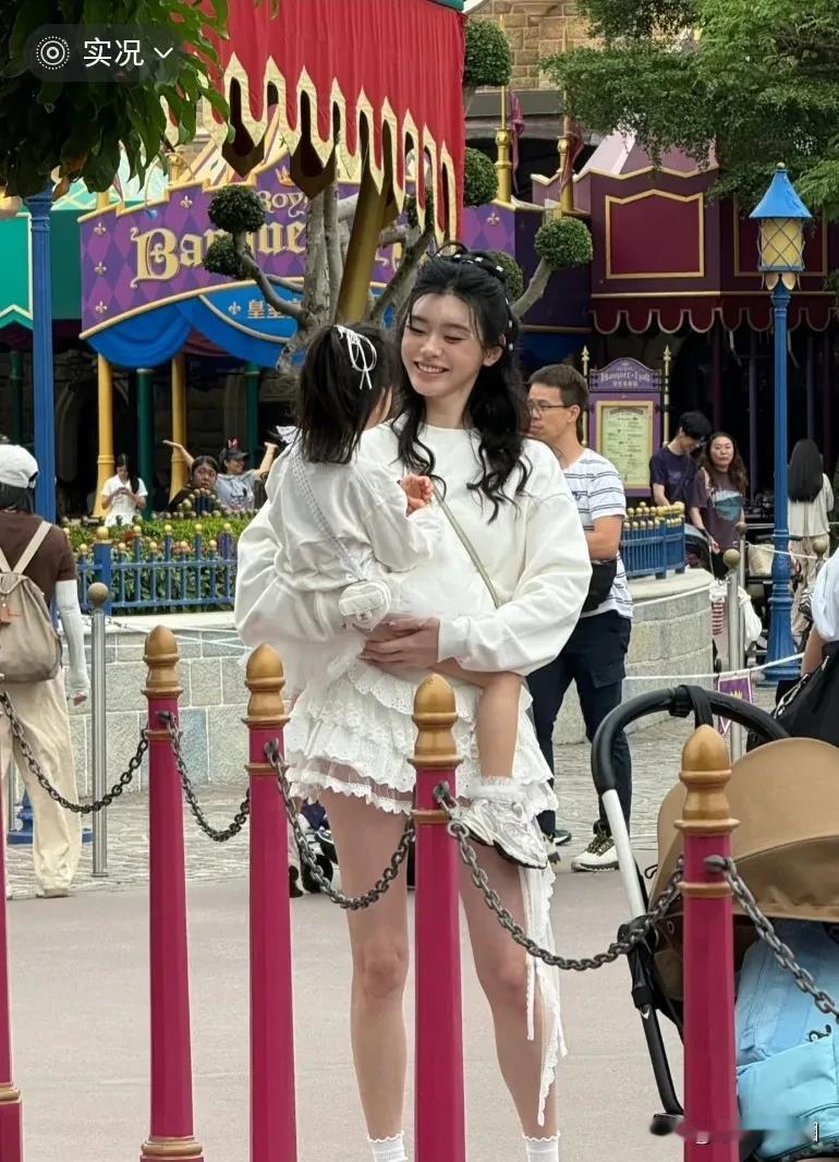 网友在迪士尼乐园偶遇名模奚梦瑶抱着女儿一同游玩，又长又直的一双大长腿，不愧是名模