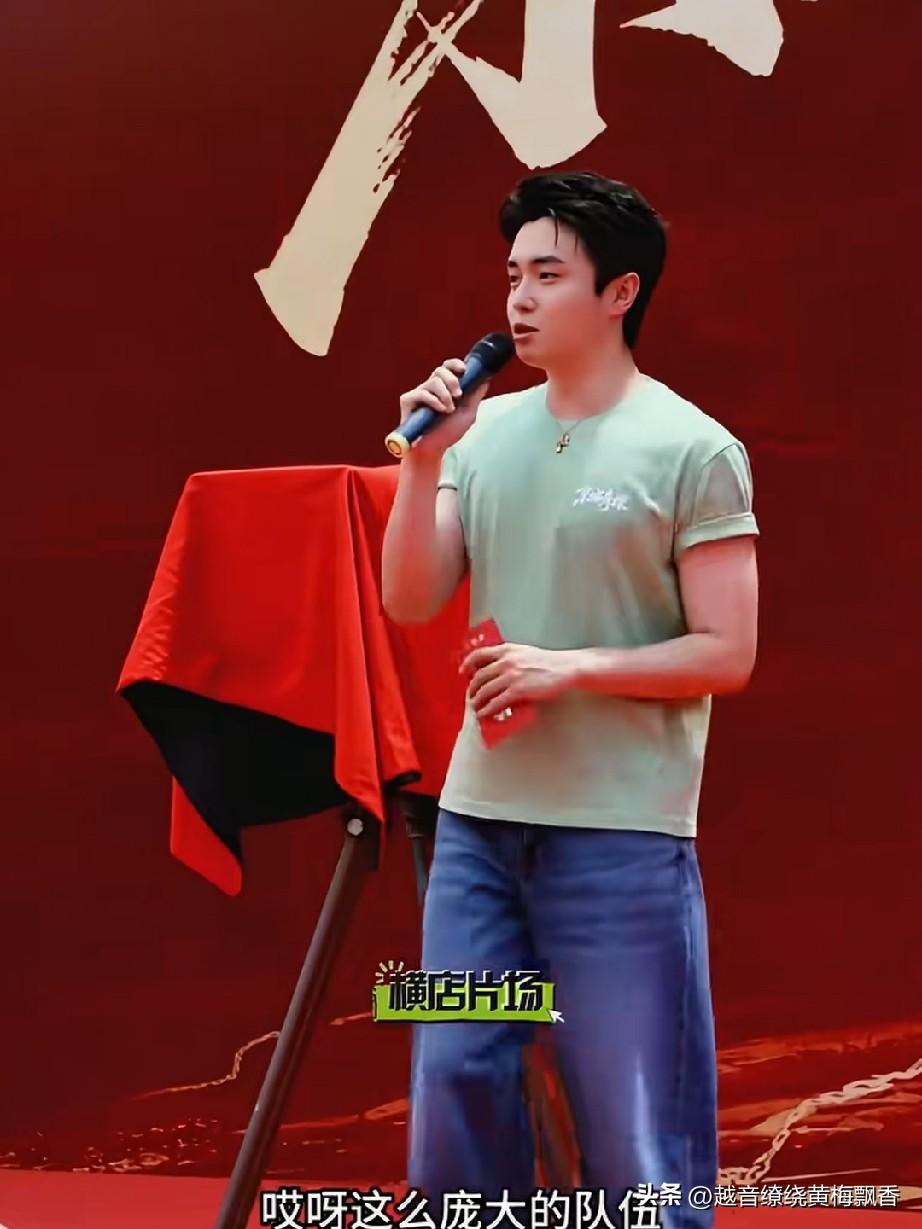 演员翟子路在横店片场的开机仪式上发表感言，他的口才很好，和巜主角》中的封潇潇判若