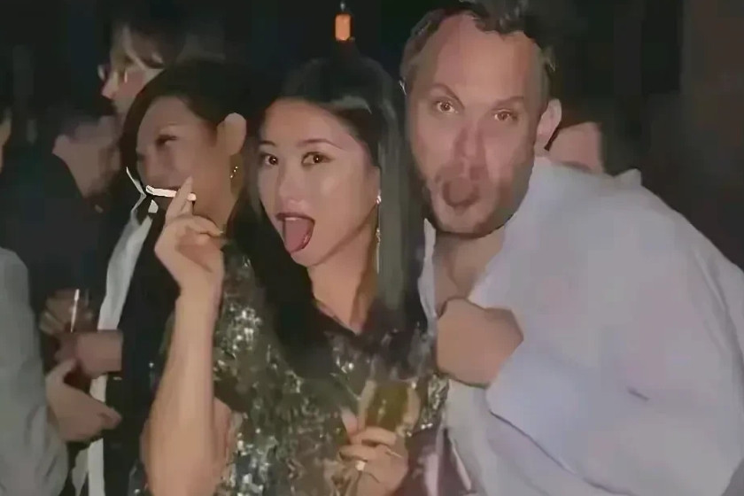 这居然是同一个人，不得不说明星就是玩得开啊。[大笑][大笑][滑稽笑][滑稽笑]