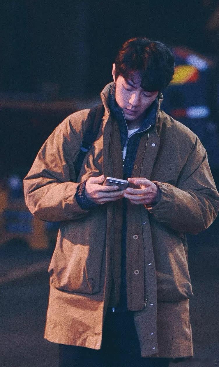 肖战还真越素越好看，这半明半暗的立体骨骼感……松弛又有格调，get到了忧郁孤寂的