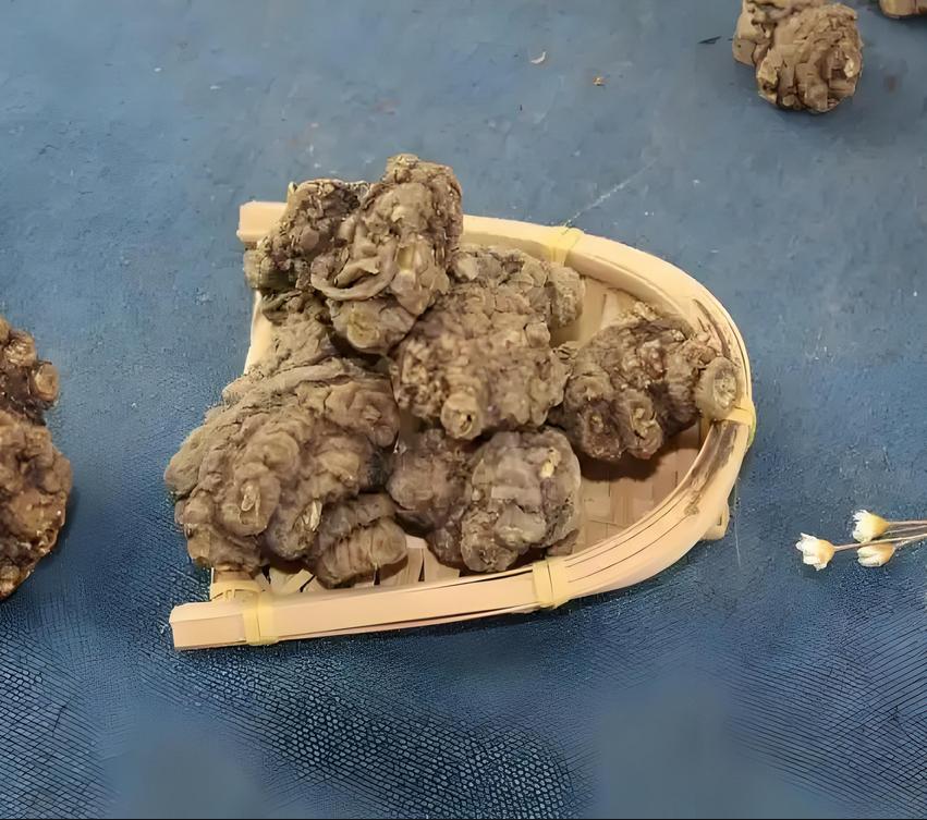 对于胆囊结石，中医有个溶石方这个溶石方是近代名医张锡纯老先生创造，他老人家用
