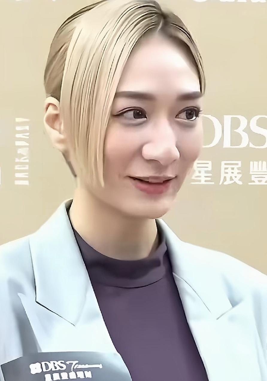 徐少强的女儿，长得太像父亲了，都有着特别显眼的高鼻梁大鼻子，面相很硬朗。