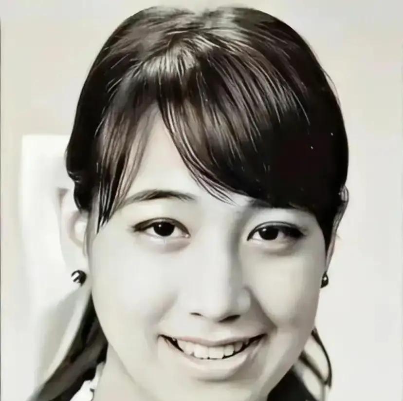 2014年，在何超英的葬礼上，父亲何鸿燊和三房太太都没有出现。然而，却有一位穿着