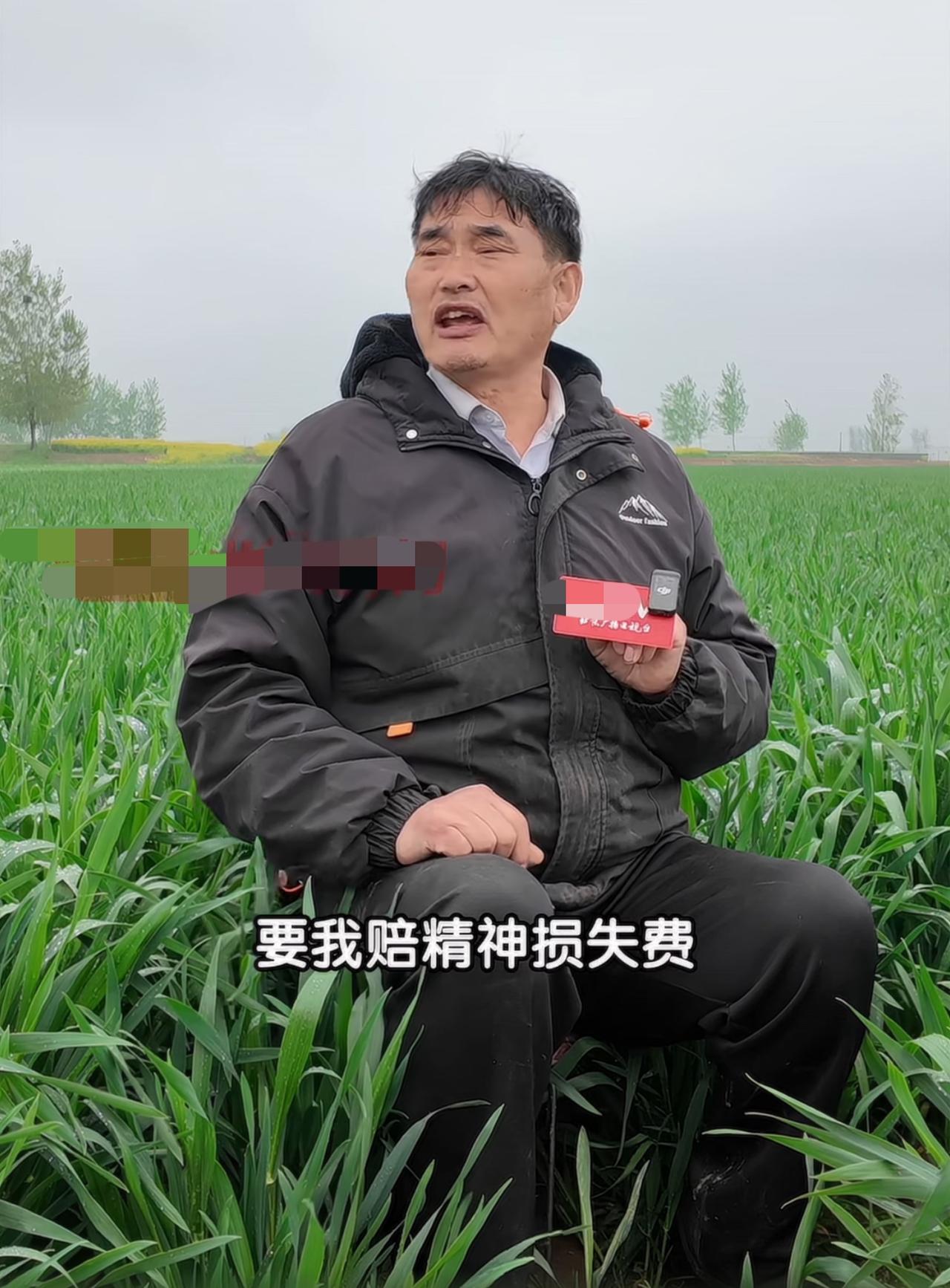 大衣哥说他知道自己的黑粉头子是谁。就是那个求过大衣哥办事的人，他要大衣哥让他也