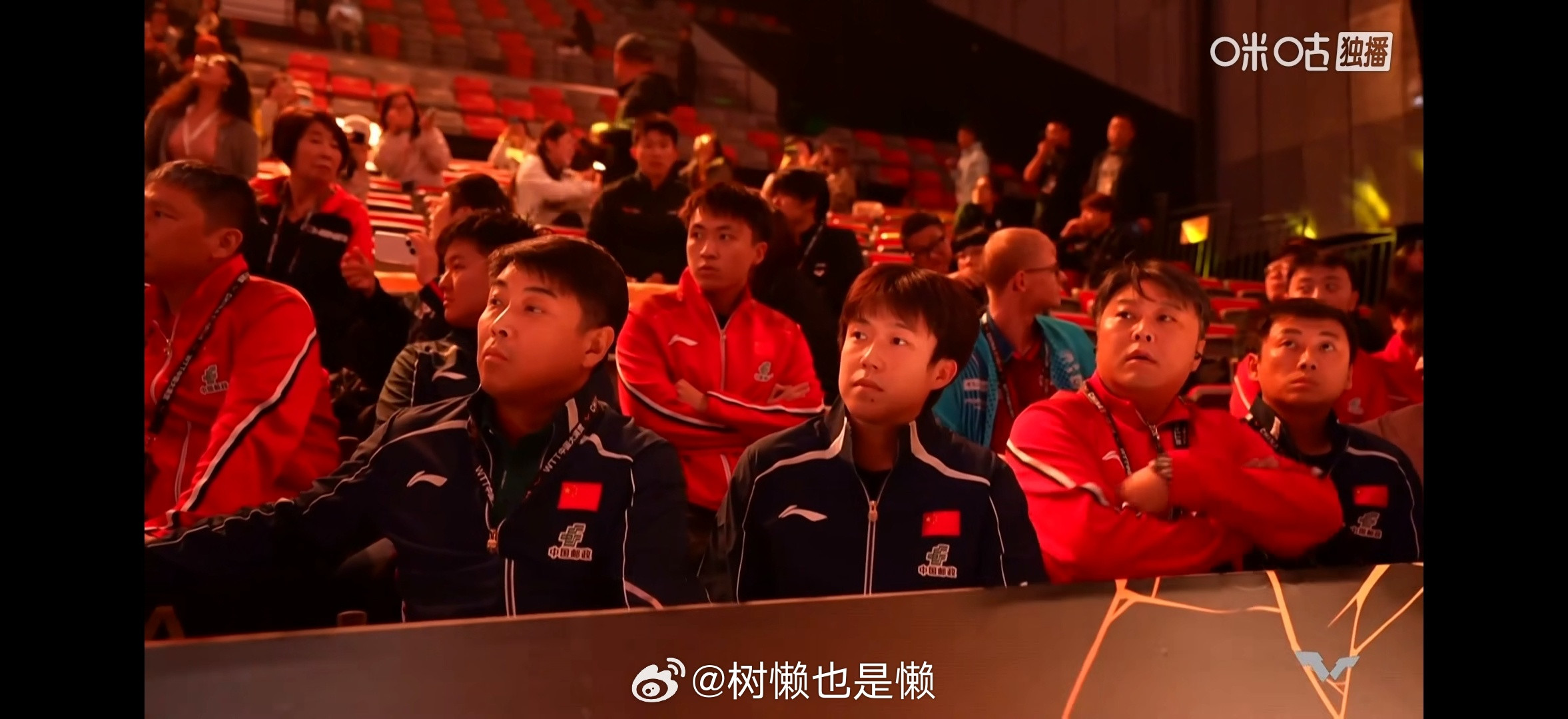 卧槽听说小王哥来了我立马上线截图！盯着镜头笑好可爱啊🥺​​​