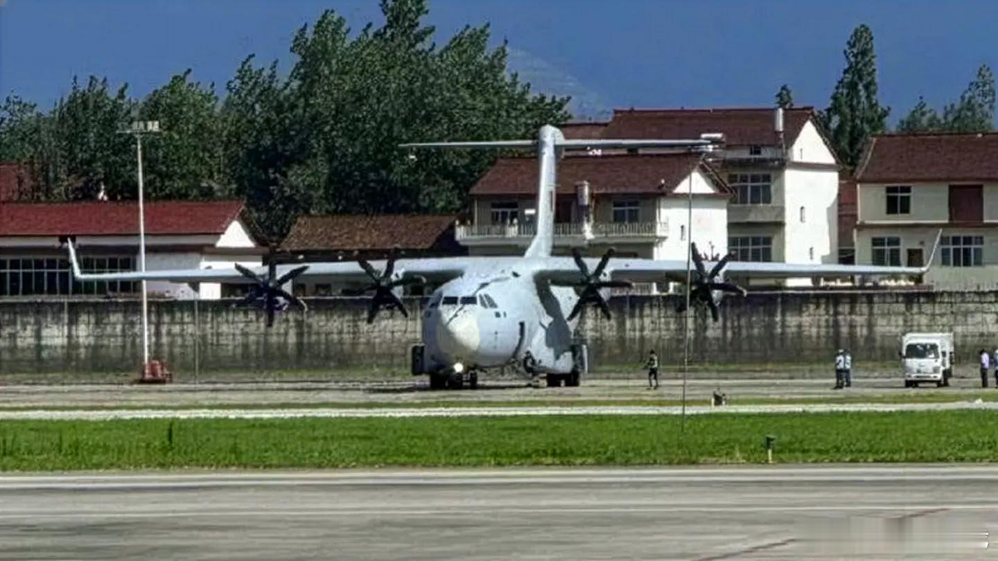 运-15高清照首曝，六叶桨配T尾翼，对标C-130J中国运-15涡桨运输机：补上