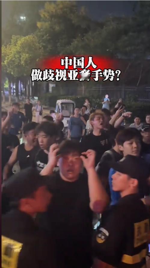武汉球迷这是要惹事啊？忘了前几天申花球迷怎么出事的？砸客队球员大巴，你砸就砸了，