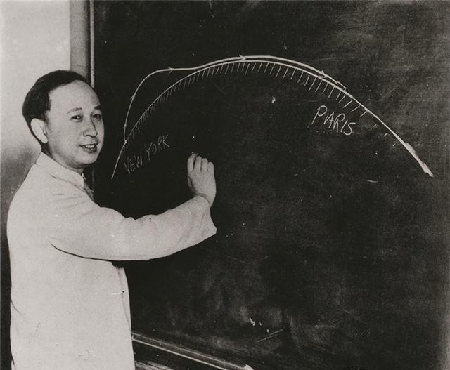 2009年，钱学森追悼会上，蒋英贴着脸颊，抱着丈夫遗体痛哭流涕那张脸，曾经带