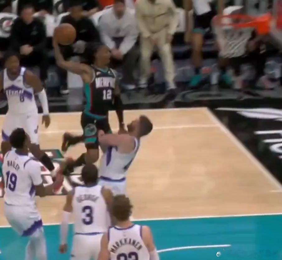 莫兰特又想隔扣乐福，又一次扣飞了那张经典照片已经是6年前了，当时莫兰特就说希望能