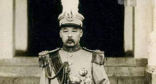 1895年，冯国璋带着一身荣耀，衣锦还乡。当他途经一条偏远小道，向一位形似乞丐的