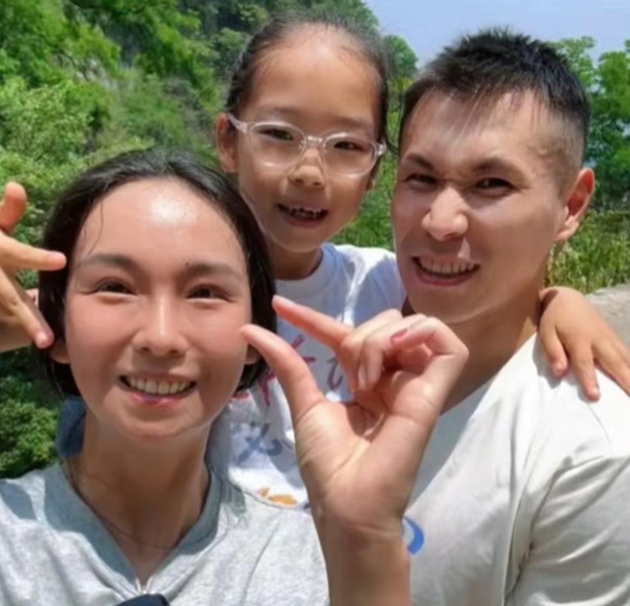 他是奥运冠军，长太帅被富婆倒追。结婚后生下一个女儿，如今家庭很幸福。一家三口经常
