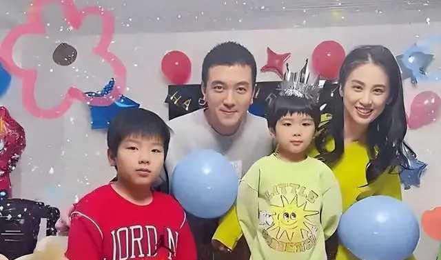 杨子半夜去接娃，黄圣依在直播卖月饼，俩人一句话没说，却把离婚演成了顶流亲子剧。