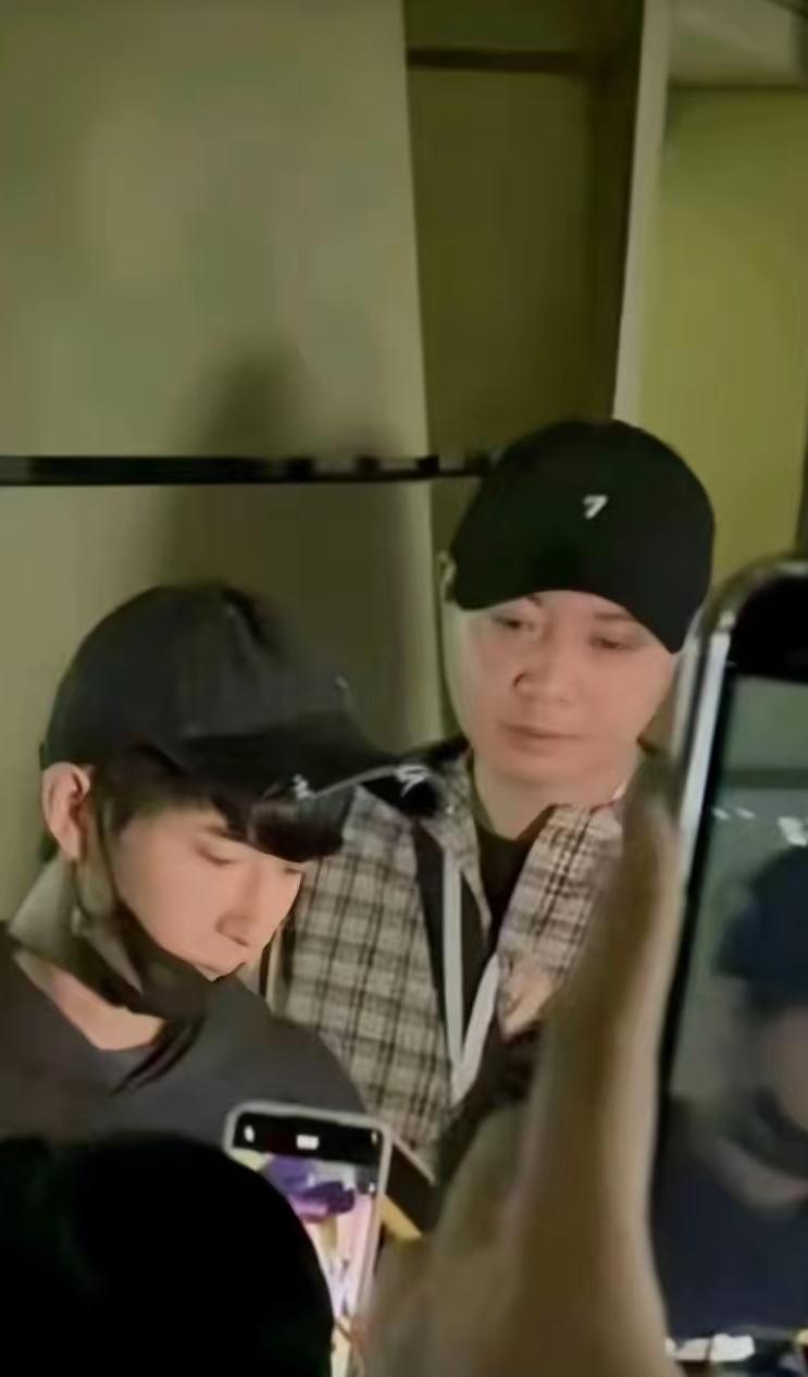 经纪人出现了小于签名时对粉丝笑着说“下次再见”，但随即被经纪人一个不经意的碰触