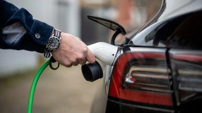 英国政府坚称不改变电动汽车转型目标。在欧盟即将放宽2035年起禁售内燃机汽车