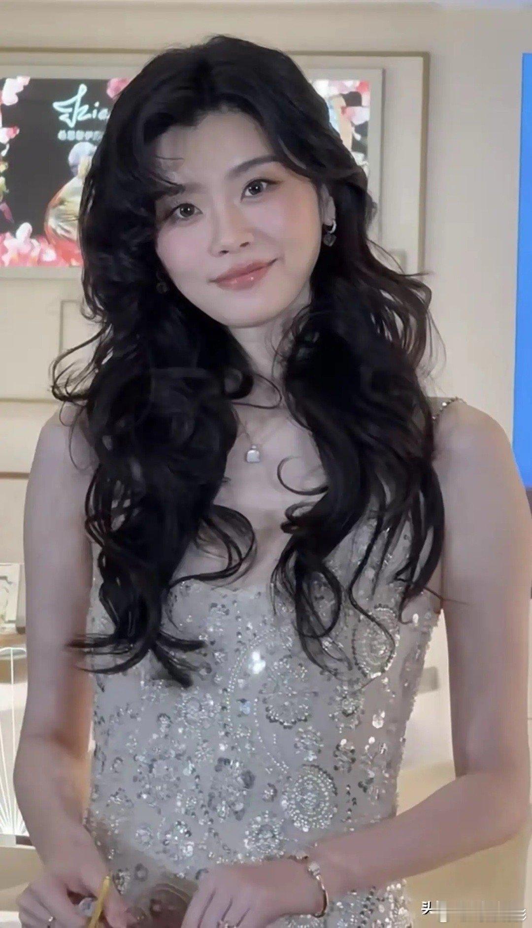 奚梦瑶真的太疯狂了现在她的面相都变了作为一线顶流模特，她以前做模特的时候，是什么