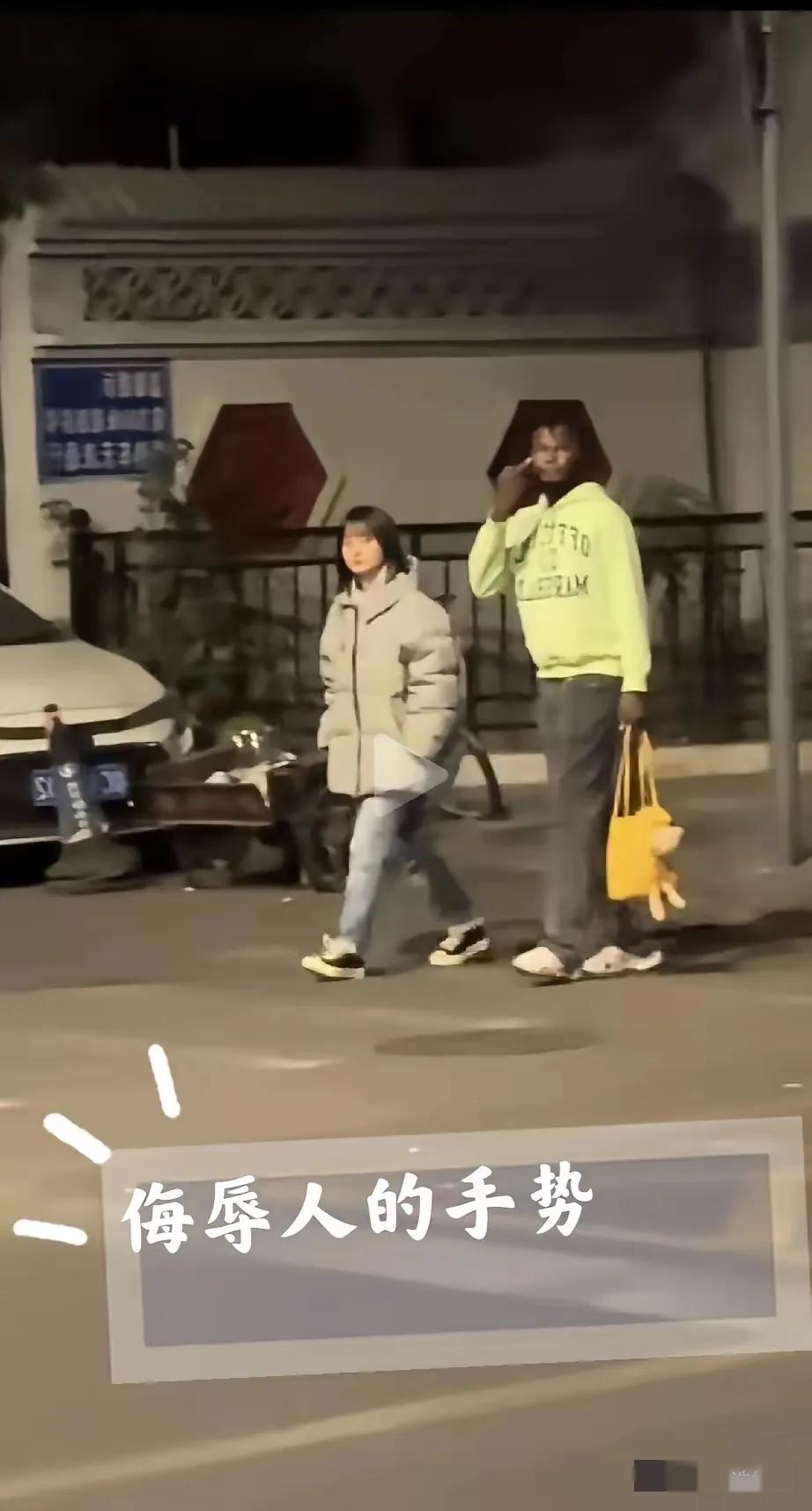 今儿刷到个事儿，越想越觉得得好好唠唠。一个黑人留学生做了侮辱人的手势，这事儿搁谁