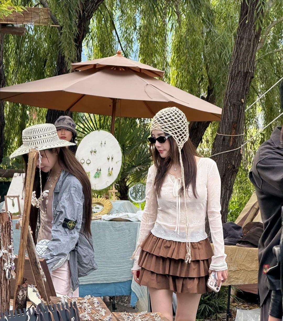 真是越来越不能理解李小璐了明明是43岁的人，女儿都那么大了她怎么还这样呢？