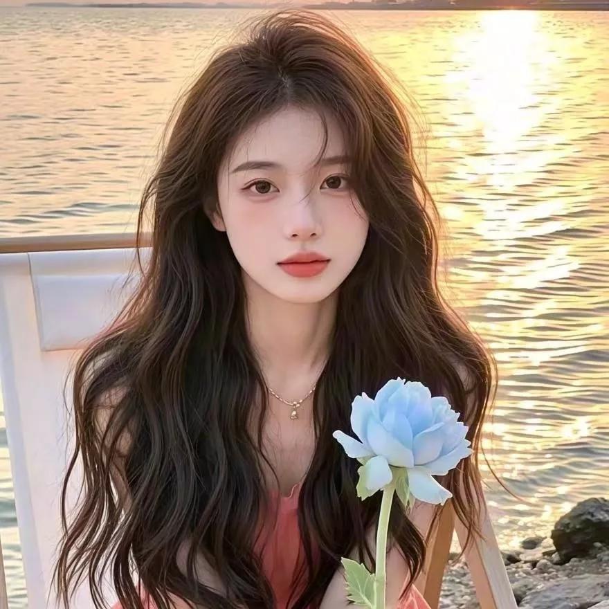 落日余晖下，少女手持蓝色玫瑰，美得像一幅画蓝色花海少女玫瑰美人照梦幻玫瑰写真