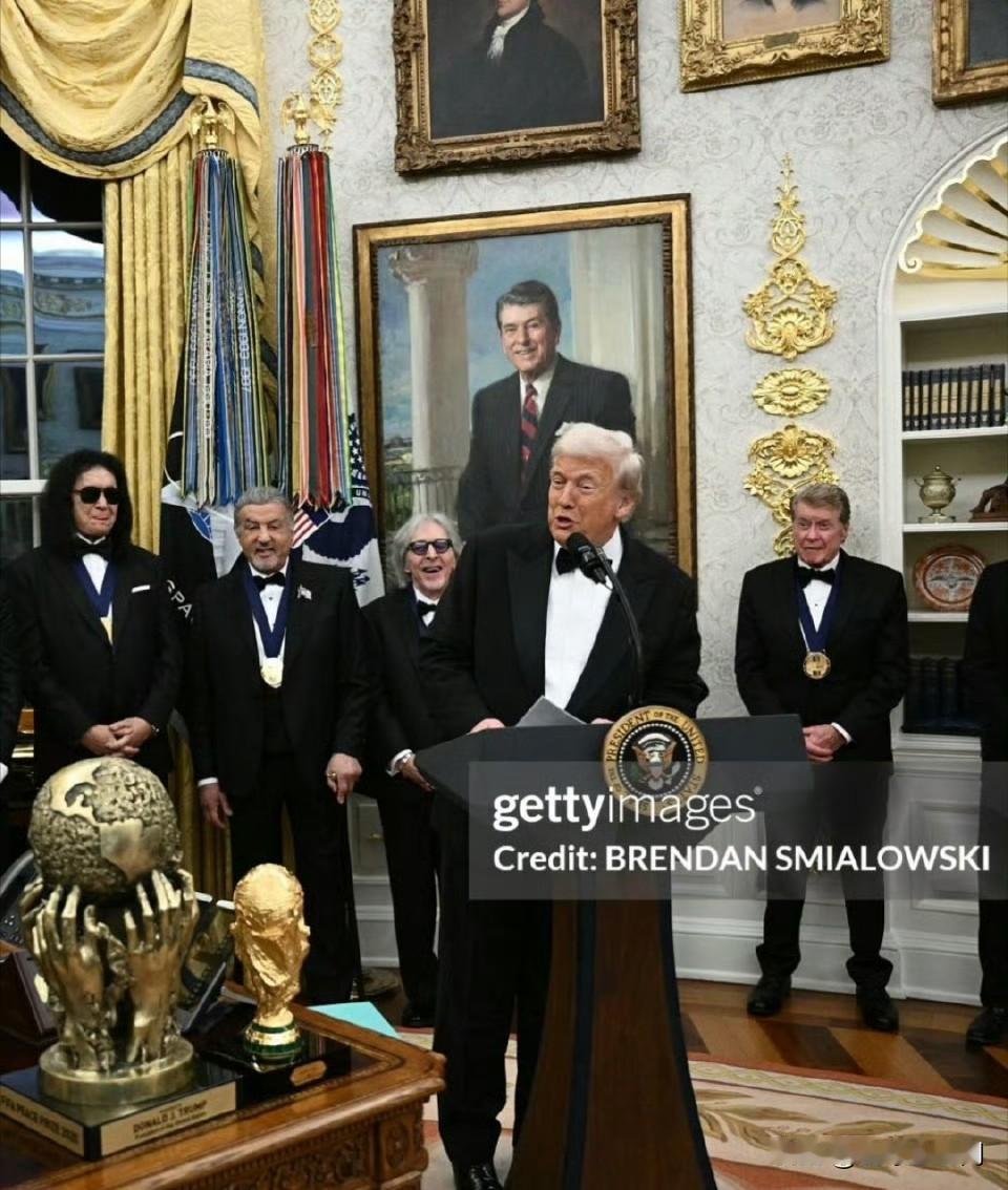 特朗普昨天获得的“国际足联和平奖”就摆放在他的办公桌上。​