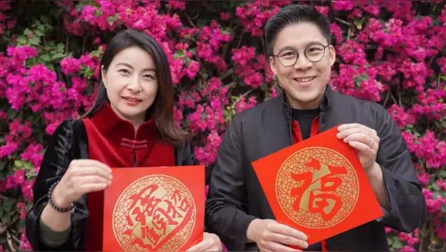 [啤酒]2004年，霍启刚和郭晶晶恋爱。霍震霆得知后感觉天都塌了，他怒气冲冲地质