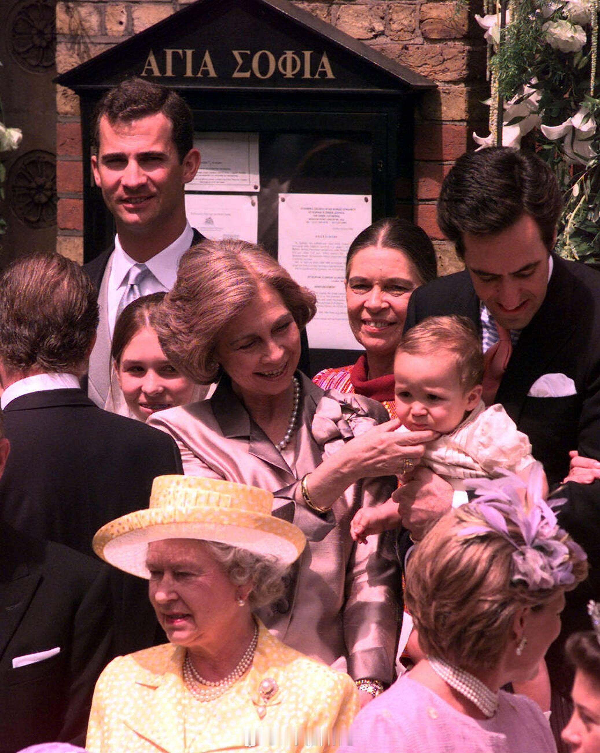 英国王室1999年7月9日，伊丽莎白二世女王在伦敦的希腊东正教圣索菲亚大教堂