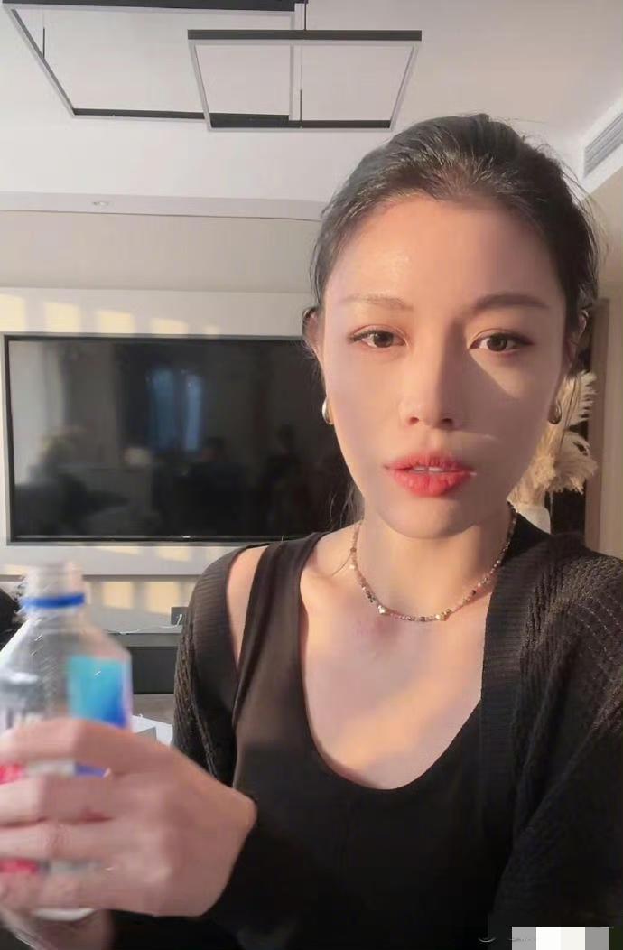 理解汪峰了，小苹果亲妈葛荟婕脑袋真的有问题。花3万块钱做了戒酒手术，出院第