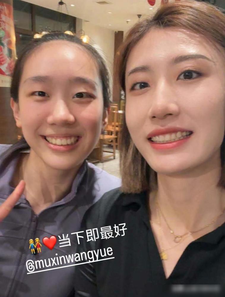 刚在土超杀疯的王媛媛回国，第一时间见的不是家人，而是被国家队刷下来的万梓玥。这饭