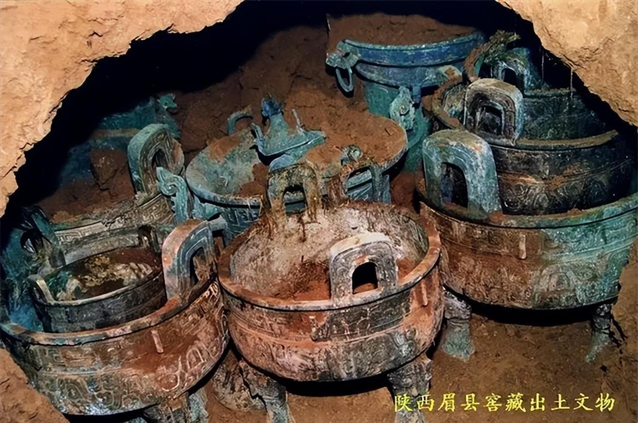 2003年，陕西宝鸡一老汉正在崖坡上挖土垫地基，突然，他感觉?头下面一沉，居然挖