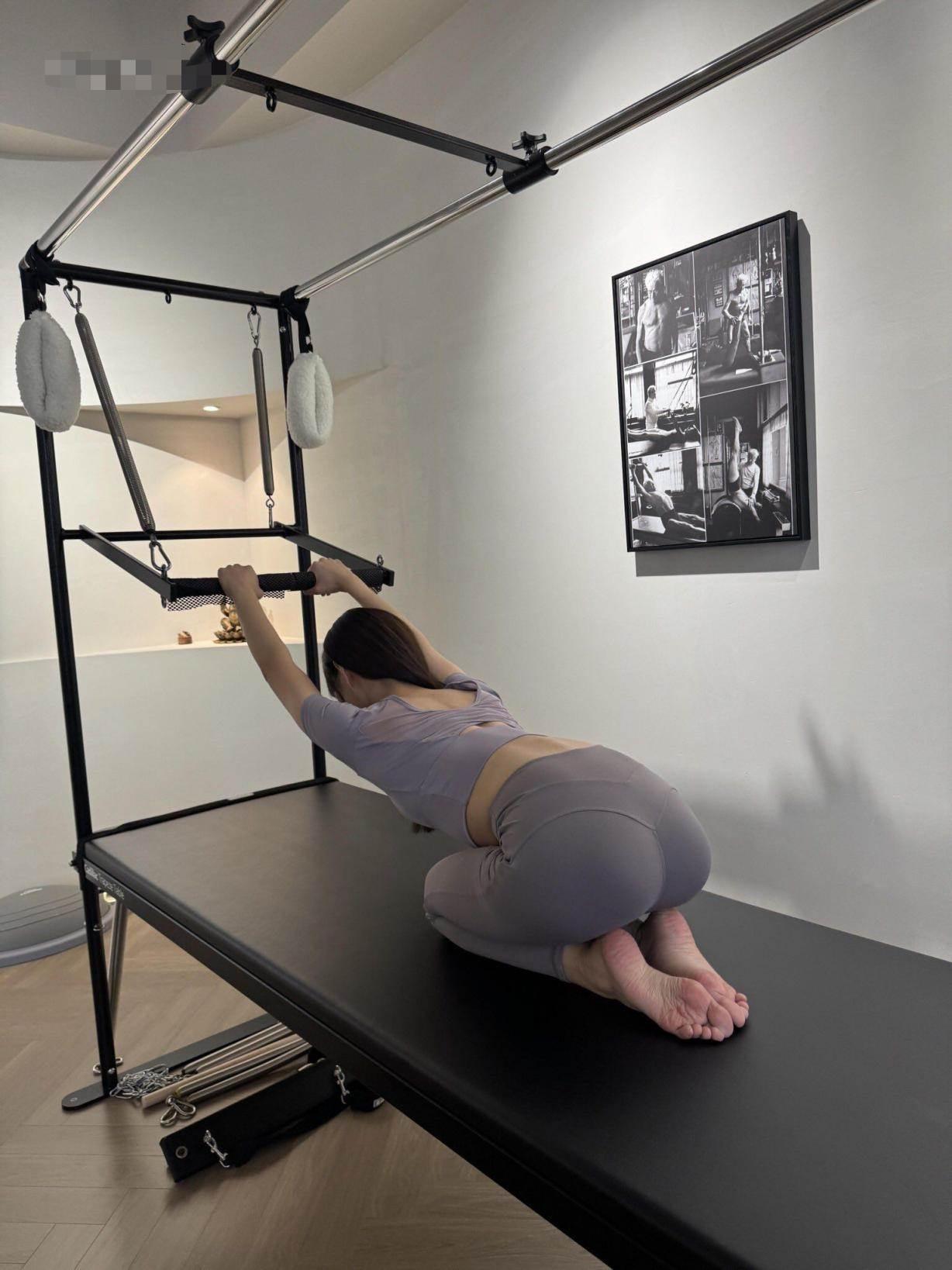 太久没牵手了，连拿个泡椒凤爪手都在颤抖[捂脸哭]