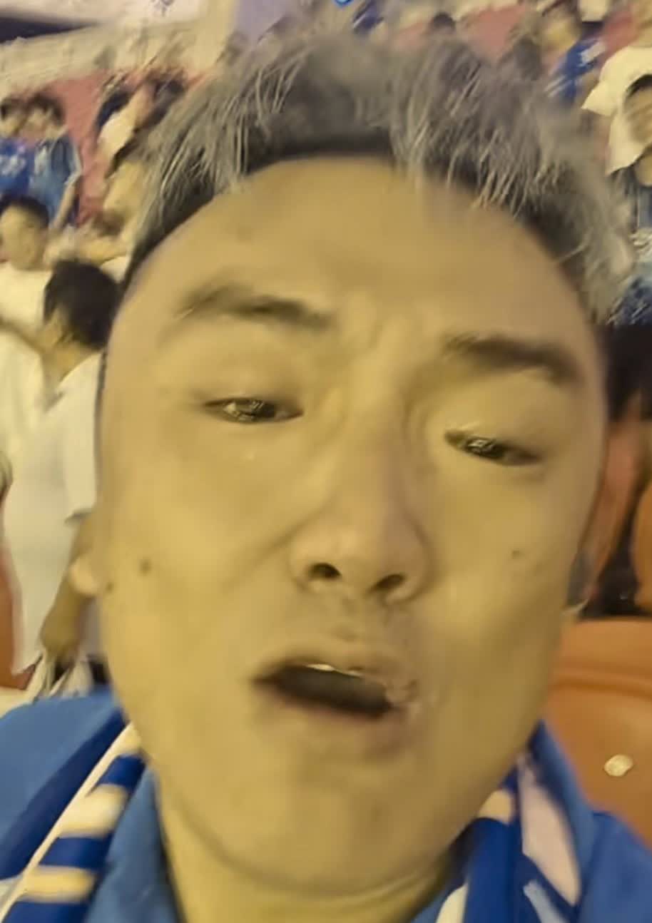 武汉三镇一名球迷在球队一比零险胜强队上海申花后，两眼噙满泪水，喜极而泣，可见这名