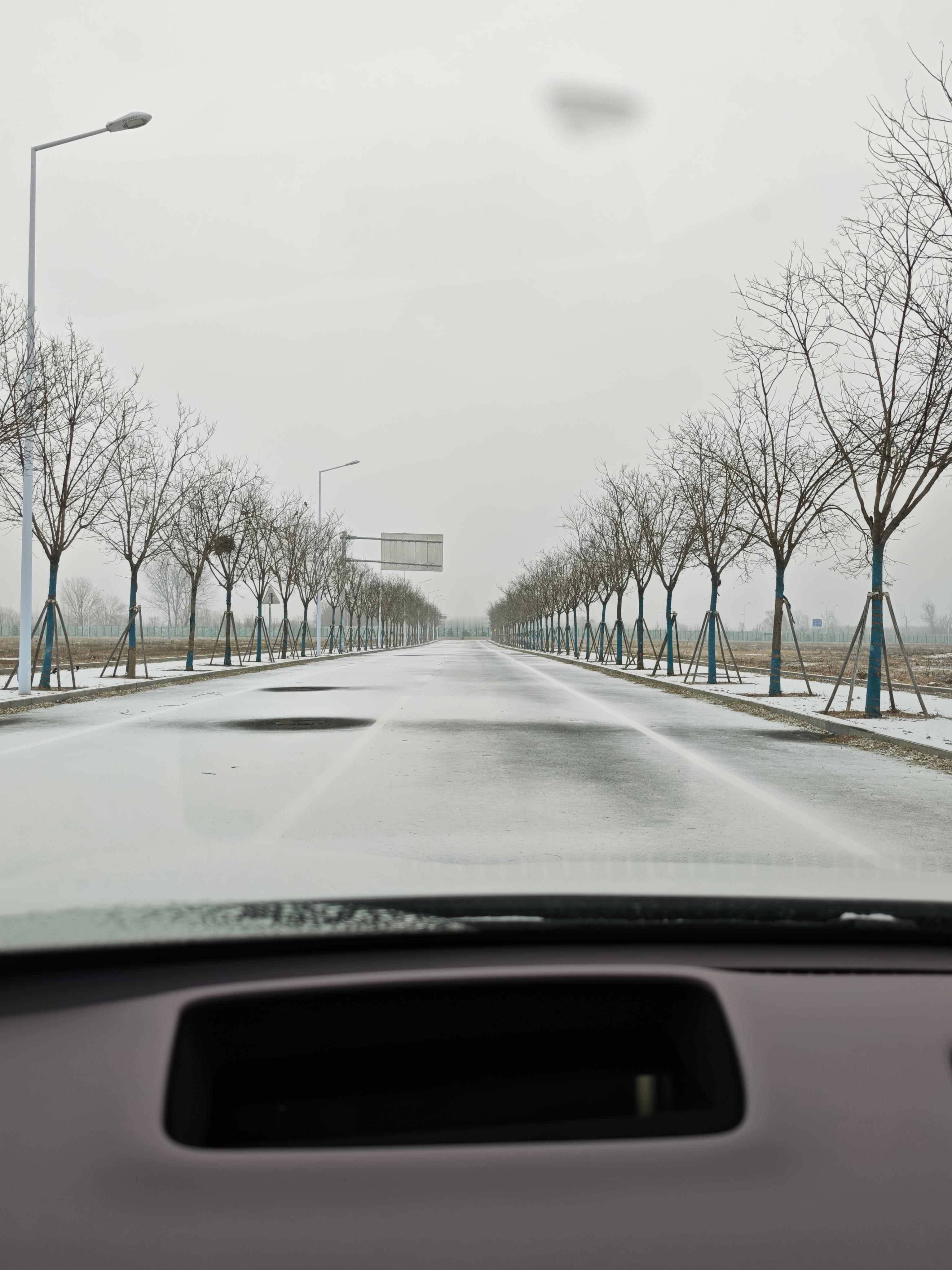 找一条封闭道路，然后「滑成宝马」北京下雪