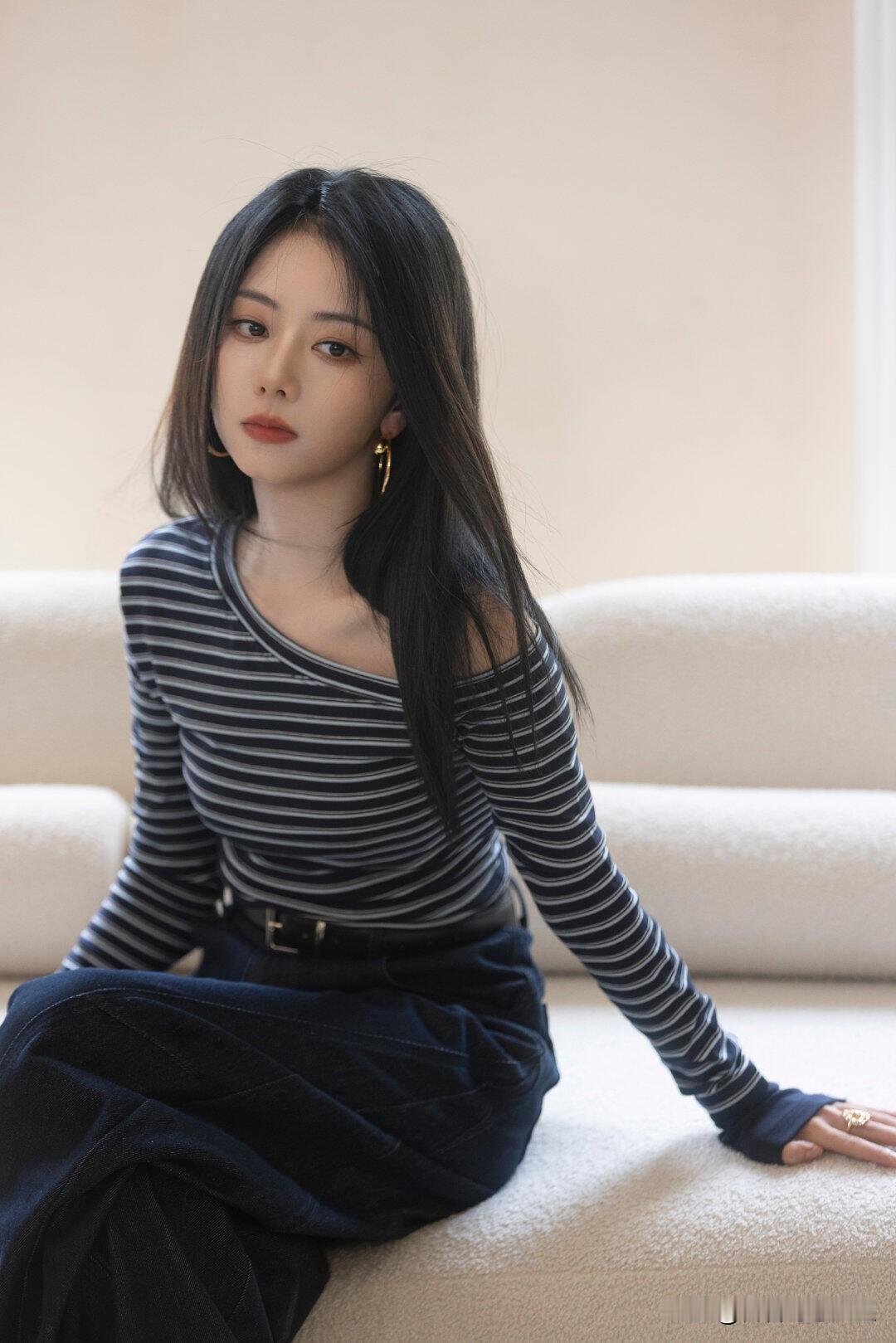 谭松韵优雅的[捂脸哭]黑裙与条纹衫的完美搭配，尽显都市女性魅力。[送自己一朵花