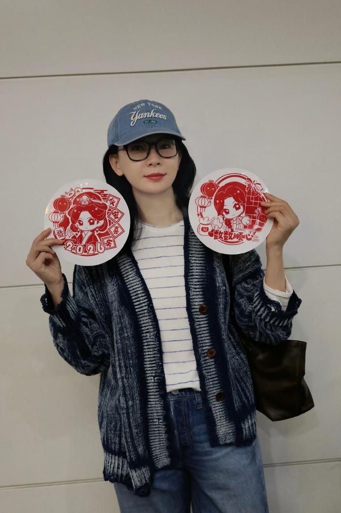 最近陈数现身机场，她这回搭配的很有潮流时尚感，也显得好年轻。陈数里面穿白色条