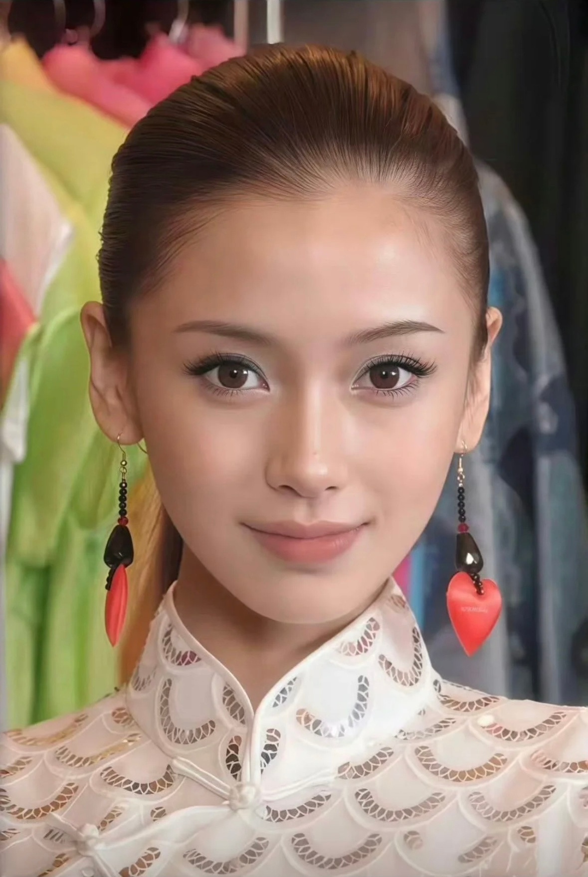 我嘞个大光明贴头皮造型反而成了她的加分项…