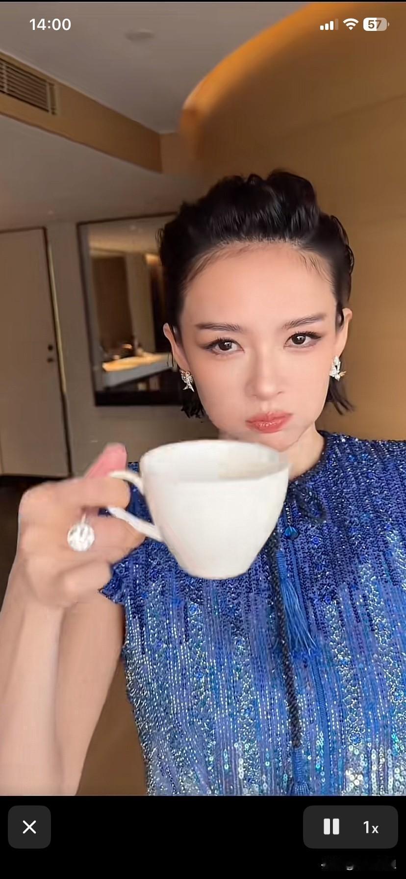 章子怡越来越幼态十足了！对着镜头嘟嘴卖萌，眼睛迷离，端着水杯可爱的就像20多岁