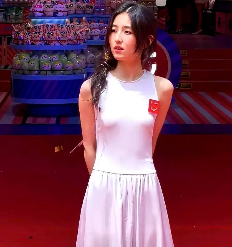 刷到张子枫那张图，我愣了三秒。不是因为她裙子里穿了什么，恰恰是因为她没穿什么