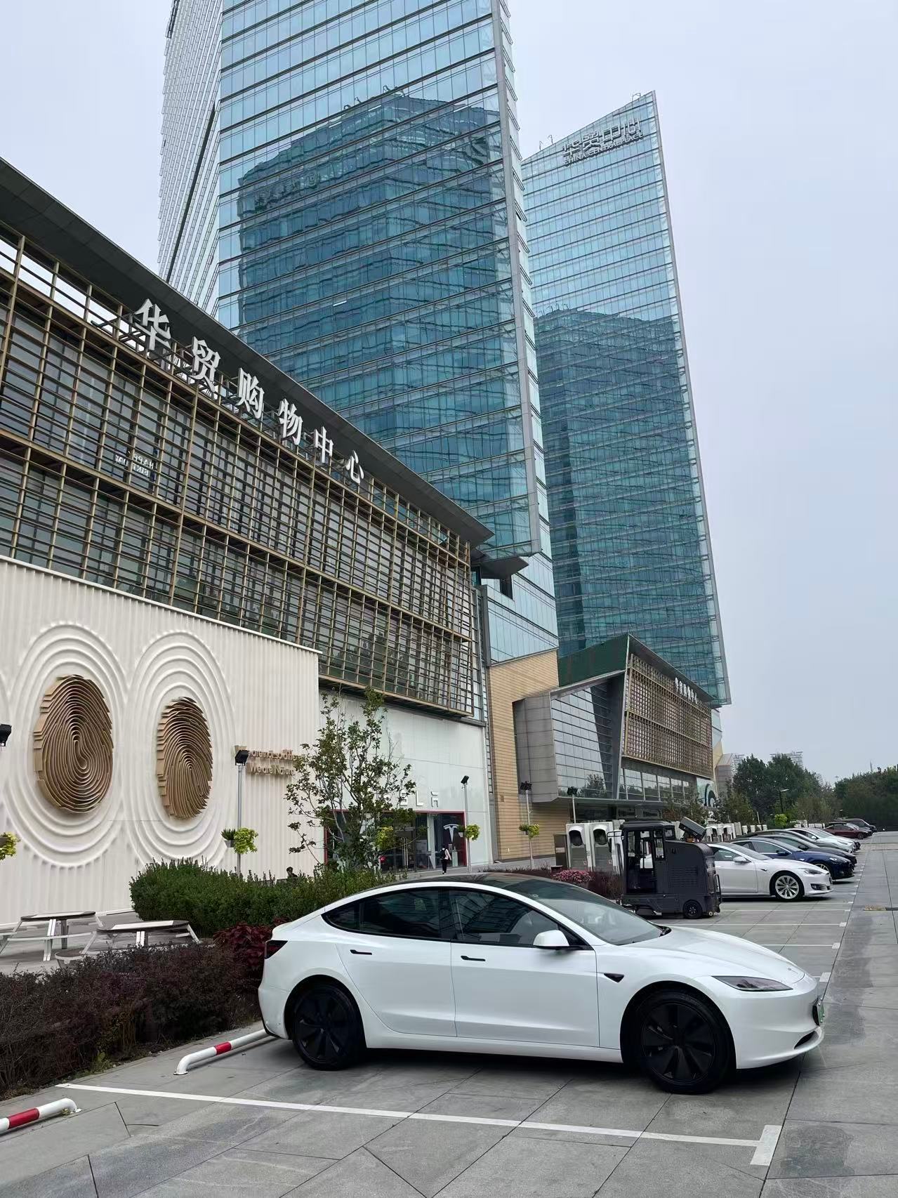 特斯拉Model3重磅更新：大屏幕、新内饰、外放电功能10月1日，特斯拉中国宣