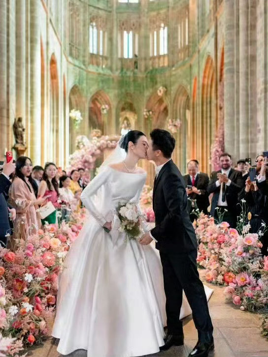 当初是陈学冬领奚梦瑶入场求婚现场没想到陈学冬奚梦瑶关系这么好翻旧物料被两人的友谊