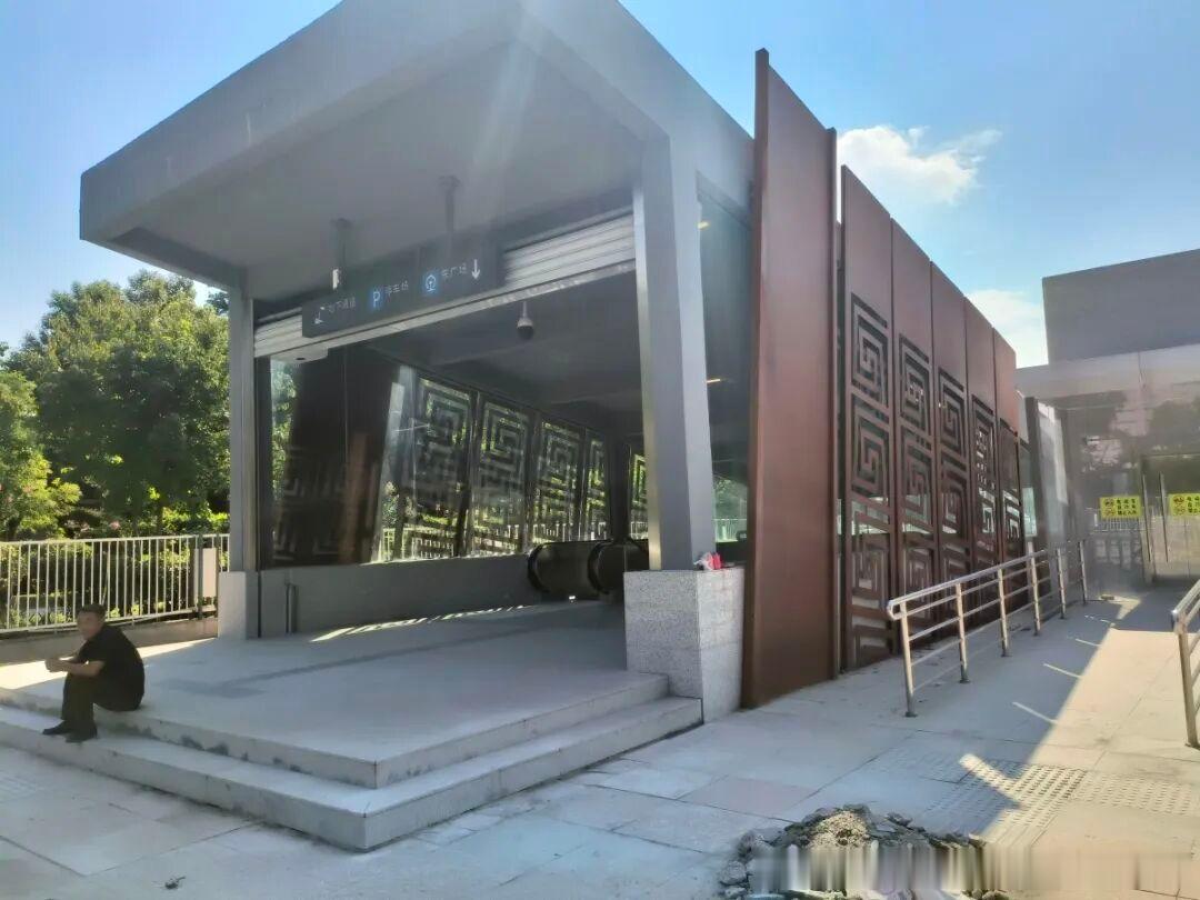 【郑州地铁郑州站】网友:据媒体报道，郑州火车站东西广场南联通地下人行通道目前