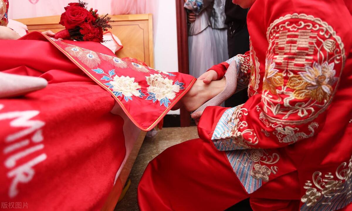 当城市白领在咖啡馆里讨论“彩礼是否该纳入婚前财产协议”时，偏远乡村的媒人正拿