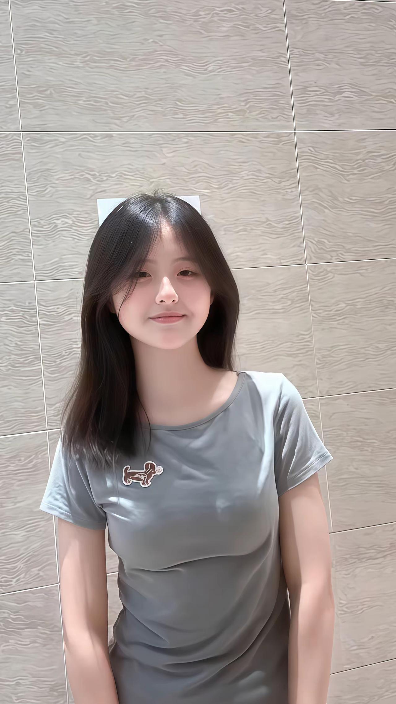 这姑娘穿灰色T恤真好看。