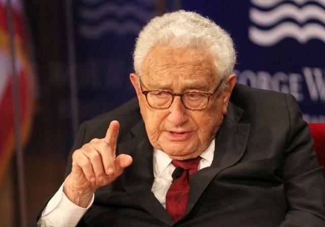 一旦中美开战，美军将全面轰炸中国？100岁的基辛格早就发出过警告：“美国盟友再多