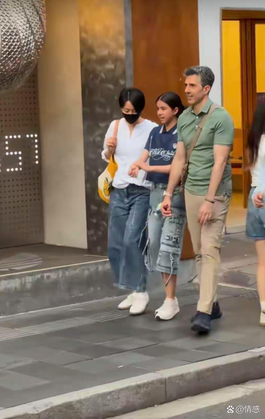 梁咏琪一家三口现身上海，11岁混血女儿身高1.7米，长得很像爸爸