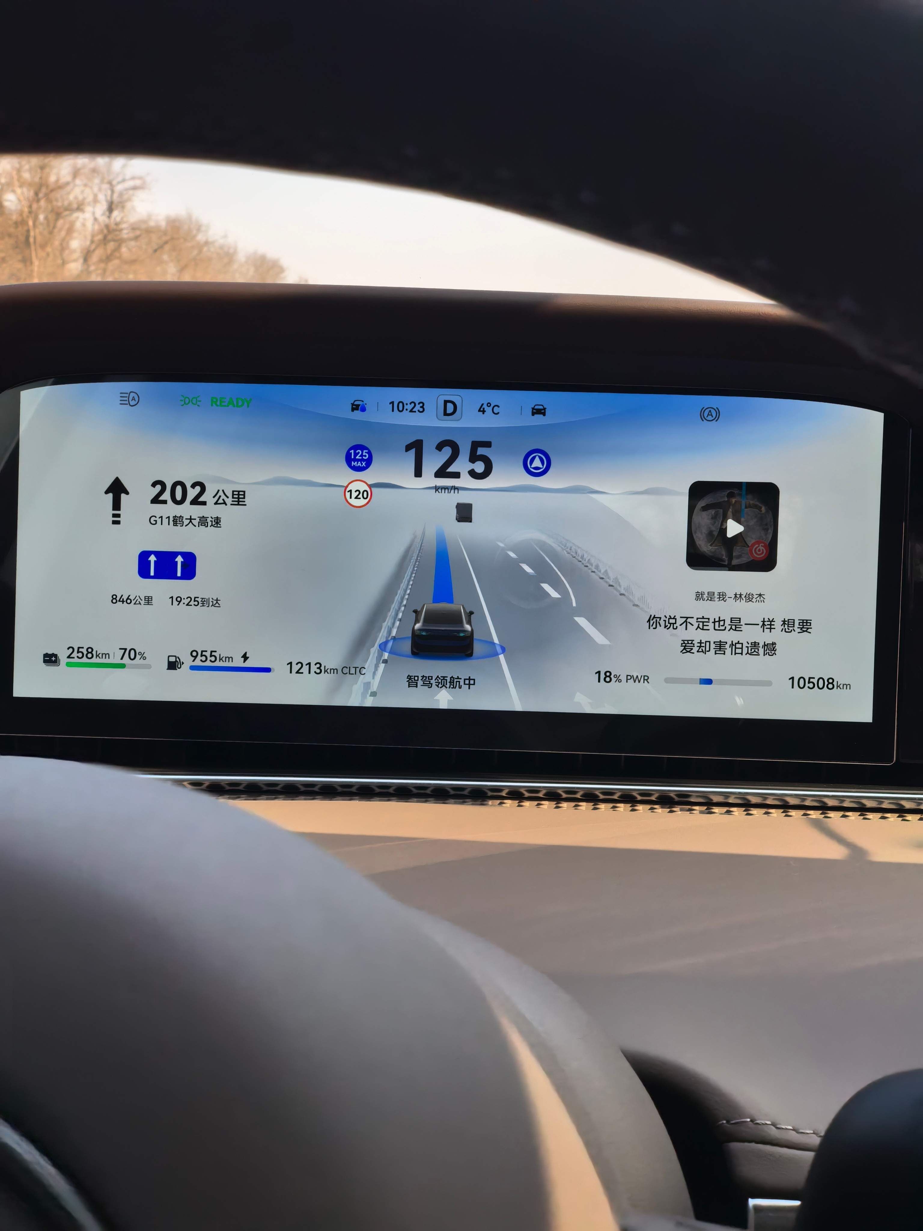 跑高速的话开鸿蒙智行实在是享受从车位就打开智驾一点都不需要自己开甚至开的比自己都