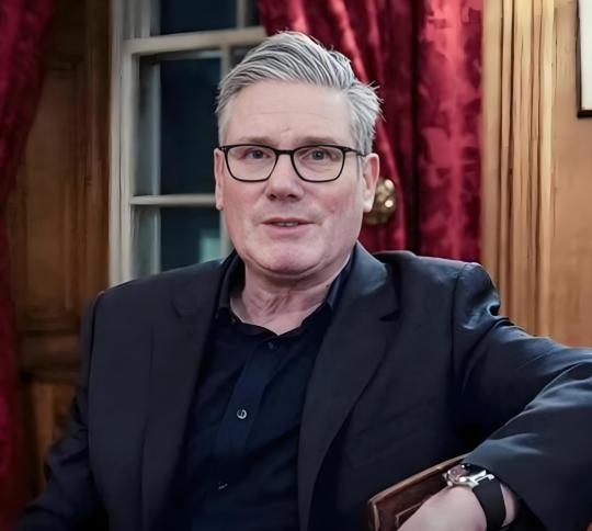 英国首相斯塔默“投喂”给了世界三句话！ 第一句：中国不是“正在崛起”，是“已