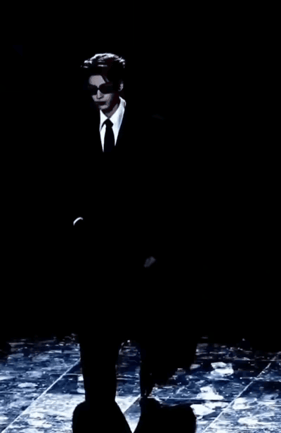 张凌赫身材加分。墨镜把脸遮住，再加上发型，给人的感觉很帅。其实真正长的就一般。